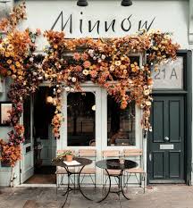 Un Cafe Aux Couleurs De L Automne Theprettycities Facade Boutique Devanture Magasin Vitrine Noel