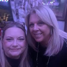 Hi does anybody know of any 🎤🎶 singing/choir groups for children locally  please. My daughter is 9 and would like to join one. Thank you 😊