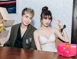 Nam ca sĩ đổi ảnh đại diện thành bức ảnh kỷ niệm bên mẹ và của mẹ đã trưởng thành và sẽ luôn nhớ những gì mẹ dặn dò mà, con yêu mẹ và gia đình này rất nhiều mẹ ơi. Lá»™ Nhiá»u Báº±ng Chá»©ng Háº¹n Ho Lan Ngá»c Chi Dan Tuyen Bá»' Ä'iá»u Báº¥t Ngá»