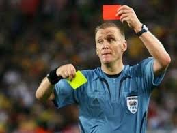 Sebutkan peran wasit dan hakim garis dalam pertandingan sepak bola. Tugas Wasit Sepak Bola Definisi Jenis Posisi Macam Macam