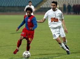 Élton José Xavier Gomes cầu thủ bóng đá thấp nhất hành tinh