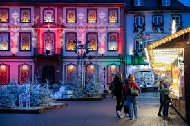 Exposition, démonstration et vente de peintures, sculptures, poteries, broderies, décorations de noël. A Haguenau Et Wissembourg Des Chalets Perpetuent L Esprit De Noel Autrement