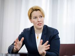 Über ihre erfahrungen im kampf gegen weibliche genitalverstümmelung berichten. Ministerin Giffey Vier Von Funf Unternehmen Ignorieren Die Frauenquote Business Insider