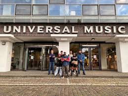 Moe is an alternate form of elmo (latin, greek, italian). Moe Phoenix Dockt Mit Eigenem Label Bei Universal Music An