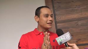 Pelakon aidil aziz yang telah ditahan untuk siasatan selepas didakwa atas pertuduhan mengedar dadah jenis ganja seberat hampir 500 gram dan mereka telah didakwa di bawah seksyen 39b akta dadah berbahaya 1952 yang memperuntukkan hukuman gantung sampai mati jika sabit kesalahan. Aidil Aziz Tak Guna Cable Bebas Hukuman Gantung Video Mstar