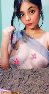 Hot indian girl show boobs in saree - FSI blog