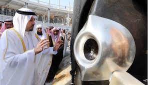 Hajar aswad adalah batu yang berada pada salah satu sisi ka'bah yang kita disunnhakan untuk menciumnya jika mampu pada salah satu manasik haji dan umrah. Kisah Hajarul Aswad Dicuri Dan Hilang Selama 22 Tahun Iluminasi