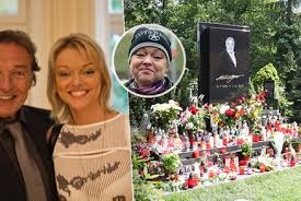 Dominika gottová (47 let) servírka, kosmetička. Dominika Gottova Sokuje Na Tatuv Hrob V Den Naroz Dominika Gottova Shotoe