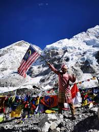 Gyanendra shrestha, seorang pegawai di kem utama everest berkata dalam satu laporan berdasarkan laporan pemandu gunung sherpa. Saya Berjaya Alhamdulillah Sayang Mak Lelaki Bawa Foto Ibu Yang Hidap K4nser Tahap 4 Tawan Gunung Everest Berita Steady Media