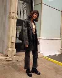 Black Blazer With Jeans For Girls The Boring Outfit That Will Always Be A Favorite With Fashion Girls Black Blazer With Jeans All Black Looks Blazer Outfits