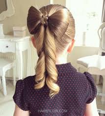 Tra le 7 acconciature per la prima comunione, lo chignon è . 7 Acconciature Per La Prima Comunione Estetica It