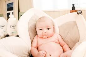 The american academy of pediatrics recommends sponge baths until the umbilical cord stump falls off — which might take a week or two. 10 Tips To Prepare For And Enjoy Baby S First Bath As A Family The Mom Friend