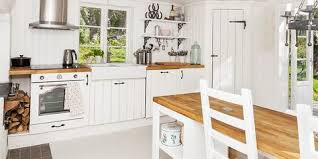 La Cuisine Blanche Campagne Chic Mobilier Murs Credence Le Blanc S Accorde A Merveille Avec Les Materiaux Bruts Que L O Meuble Mobilier Blanc Meuble Blanc