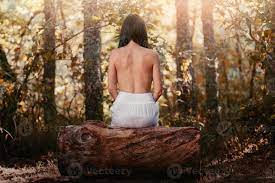 mujer joven con la espalda desnuda sentada en el campo 6130874 Foto de  stock en Vecteezy