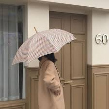 Terlebih lagi sekarang kita bisa menggunakan warna coklat yang beragam tidak hanya coklat tua yang gelap tapi yang cerah juga bisa coklat muda. Nnixxcs Gaya Rock Estetika Coklat Gaya