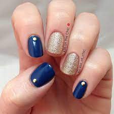 Uñas de gelish color azul marino. A Twist On Classic Navy Gold Nails Gold Nail Designs Blue Nails