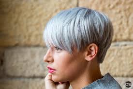 Coupe de cheveux gris coupe cheveux femme courte cheuveux. Grombre La Nouvelle Tendance Pour Assumer Ses Cheveux Gris Blog Coiffure Coiffeur Certifie As