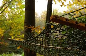 Dimulai dengan empat senar pertama, ambil satu di ujung kiri dan silangkan di dua tengah dan kemudian lewati di bawah tali kanan. Cara Memasang Hammock Di Taman Rumah Ketikanku