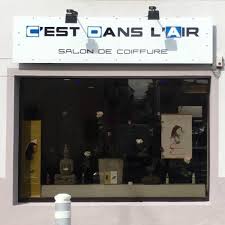 Donc, être tête en l'air, c'est comme avoir la tête dans les nuages, c'est être distrait, non concentré, non focalisé sur quelque chose. C Est Dans L Air Cernay Coiffeur Adresse Avis