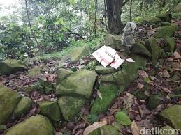 Beberapa biji telur, digoreng mata lembu 2 biji bawang besar, dipotong dadu kecil 3 biji lada hijau, dihiris kasar 3 biji lada merah, dihiris kasar 6 biji limau kasturi, dibelah 2 sedikit daun ketumbar dan daun pudina garam secukup rasa. Foto Hawa Mistis Makam Keramat Gunung Lembu