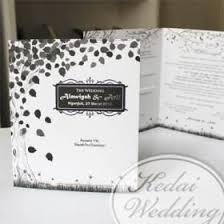 Memberikan efek hitam putih pada foto seringkali dilakukan untuk memperkeren foto atau menambah nuansa klasik. Undangan Pernikahan Hitam Putih Menjadi Pilihan Tersendiri Bagi Calon Mempelai Yang Menginginkan Desain Undangan Kartu Pernikahan Undangan Pernikahan Undangan