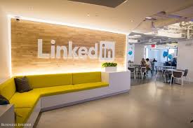 A Look Inside 23 Billion Linkedin S New York Office Where Employees Enjoy Perks Like Free Gourmet Meals And A Speakeasy Hidden In The Empire State Building Corporate Office Design Innovative Office