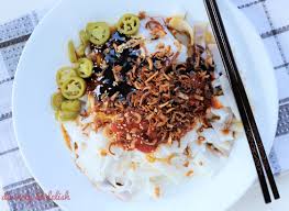 Chee cheong fun or cheong fun (豬腸粉, 腸粉) meaning pig intestine noodle due to its shape is a popular cantonese snack and a must have at the yum cha (served with a thin sweet soy).in malaysia it is always served with a sweet bean sauce (甜醬, pronounced tian jiang) and chili sauce but version with curry gravy and other toppings can be found in certain parts of the country. Rice Noodles With Sweet And Spicy Sauce Chee Cheong Fun Divinely Delish