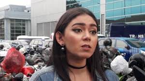 Kabar mengejutkan datang dari seorang pemain sinetron, thalita latief. Kelar Operasi Angkat Tumor Begini Kondisi Thalita Latief Sekarang