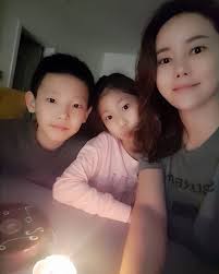 이에 대해서는 루머만 떠돌뿐 명확하게 밝혀진 것은 없으며 이 때 송종국은 위자료 문제로 심적고통을 겪은 것으로 전해지며 이 시기에 송종국은 네덜란드 리그에서 활약하고 있었습니다. ë°•ìžŽì„  ì†¡ì¢…êµ­ ì´í˜¼ í›„ ì‹¬ê²½ ê³ ë°± ë¯¸ì›€ë„ ì‹œê°„ì´ íë¥´ë©´ ì¸¡ì€ í•œê²½ë‹·ì»´