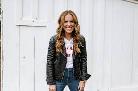 This article will give you just the answers you are looking for. 5 Ways To Style A Graphic Tee Rachel Hollis