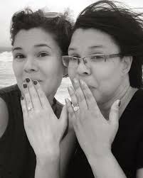 Hello everyone! I know this is a very long overdue introduction to the face  behind the cakes and cookies of Bunnycakes. I am a bit self conscious when  it comes to pictures