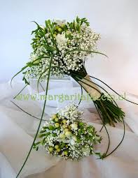 Maybe you would like to learn more about one of these? Fresias Blancas E Hipericum Bouquet Wreaths Hoop Wreath