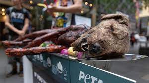 The so called people for the ethical treatment of animals but closer to modern day nazis. Moraltheologe Zum Peta Barbecue Mit Hundeattrappe Domradio De Katholische Nachrichten