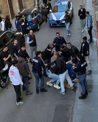 Le telecamere di sorveglianza riprendono gli attimi della tragedia quando  il trentunenne cittadino italiano di origine marocchina, Salim El Koudri,  falcia con l'auto i pedoni nel centro storico di #Modena. L'uomo si