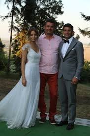 La ceremonia religioasă, laura a purtat o rochie de mireasă semnată stephen pelger, admirată de toți invitații. Camy Chan Carmennyck Profil Pinterest