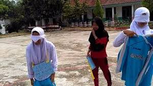 Contoh desain baju lapangan pmr. Lucu Banget Saat Bagi Baju Pdl Pmr Di Sma N 8 Youtube