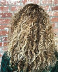 Curly hair looks luscious and luxurious with lighter brown hair color. 30 Great Image Of Curly Hairstyles For Blondes Lifestyle By Mediumgratuit Info Braune Haare Blonde Highlights Frisuren Fur Lockiges Haar Braun Blonde Haare