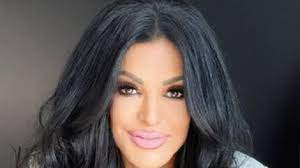 قالت نضال الأحمدية أن عمرو دياب رجل جميل، لكنه يقوم بتصرفات تشبه المرأة، وأكدت نضال الأحمدية أن صحفي آخر يعمل لدى مؤسستها ه. D Dfistvyjj6lm