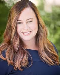 🐙💬 Remarkably Bright Creatures is full of unforgettable moments! What's  your favorite book that features an unexpected friendship? 🐚✨ Join us