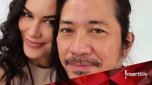 Kakak kandung abdee slank, budi ace dan asistennya berkomentar soal kabar pernikahan adiknya. Datang Ke Pernikahan Mantan Suami Sophia Latjuba Gandeng Abdee Slank