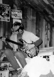 Kurt Cobain With His Lindell Guitar He Received On His 14th Birthday Nirvana Kurt Cobain Kurt Cobain Nirvana Kurt