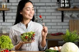 Điều chỉnh khẩu phần, thời điểm ăn và tư thế nghỉ là những biện pháp đầu tiên giúp mẹ kiểm soát trào ngược