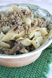 Mettetelo in un tegame a rosolare con i due cucchiai di olio, a fiamma bassa e intanto tagliate i funghi champignon a fettine. Pappardelle Funghi E Carne Macinata Le Ricette Di Luci