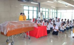 Keluarga kaum cina kebiasaannya akan akan membersihkan rumah sebelum perayaan sebelum masuk tahun baru dengan membuang segala barang lama bukan sahaja mengikut adat tradisional masyarakat cina, semua penghuni rumah wajib tidur lambat bagi menyambut kedatangan tahun baru. Upacara Kematian Dalam Agama Tao Rulian Yishi Tionghoa Info