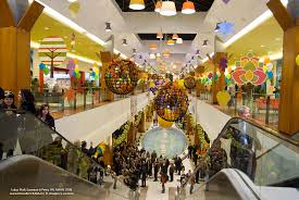 Shopping în compania mărcilor cu renume internaţional şi naţional (c&a, h&m. Iulius Mall OraÈul Suceava