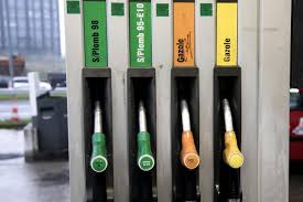 Ils sont à eux quatre l'essence du capitalisme ringard, des rockeurs à l'énergie fossile. Essence Les Prix Baissent Legerement