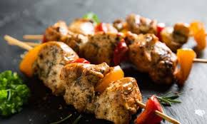 Leckere Hahnchenspiesse Vom Grill Alles Andere Als Langweilig Rezept Hahnchenspiesse Huhn Rezepte Gesund Spiesse Rezept