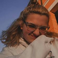 Melissa Tarpley's Instagram, Twitter & Facebook