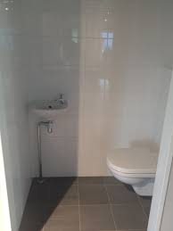 badkamer en toilet muurtegel deze zijn verticaal maar worden horizontaal uitgevoerd dit is de glanstegel kan ook in mat mosa badkamer toilet muurtegels