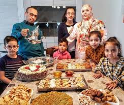 Wel wachten tot na het #suikerfeest, of daarvoor een #polcor uitzondering voorzien #7dag. Fadma En Mohammed Vieren Vandaag Suikerfeest Met Gezin Aan Alle Moslims Eid Mubarak Kw Be